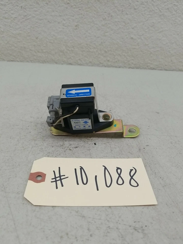 96 97 98 99 00 01 02 Nissan Pathfinder Decelleration/Speed Sensor Module 47930-1 - Image 1 of 4