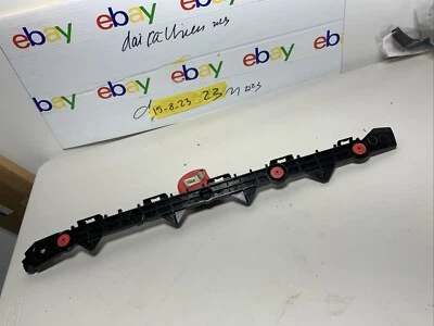 Оригинальный кронштейн для крышки заднего левого верхнего бампера 2023-2029 Toyota Sequoia 52588-0C030 LH - Изображение 1 из 4