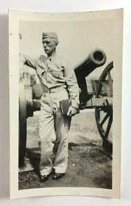 Vintage WWII Ära Schnappschuss Foto Soldat Kadett posiert mit antiker Kanone - Bild 1 von 3