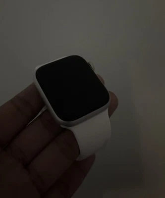 Apple Watch Series 4 40 mm estojo de alumínio prata com pulseira esportiva branca  - Imagem 1 de 4