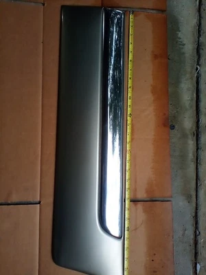 2000  2006 GMC YUKON REAR DOOR moulding left driver side OEM 382 - Image 1 of 4