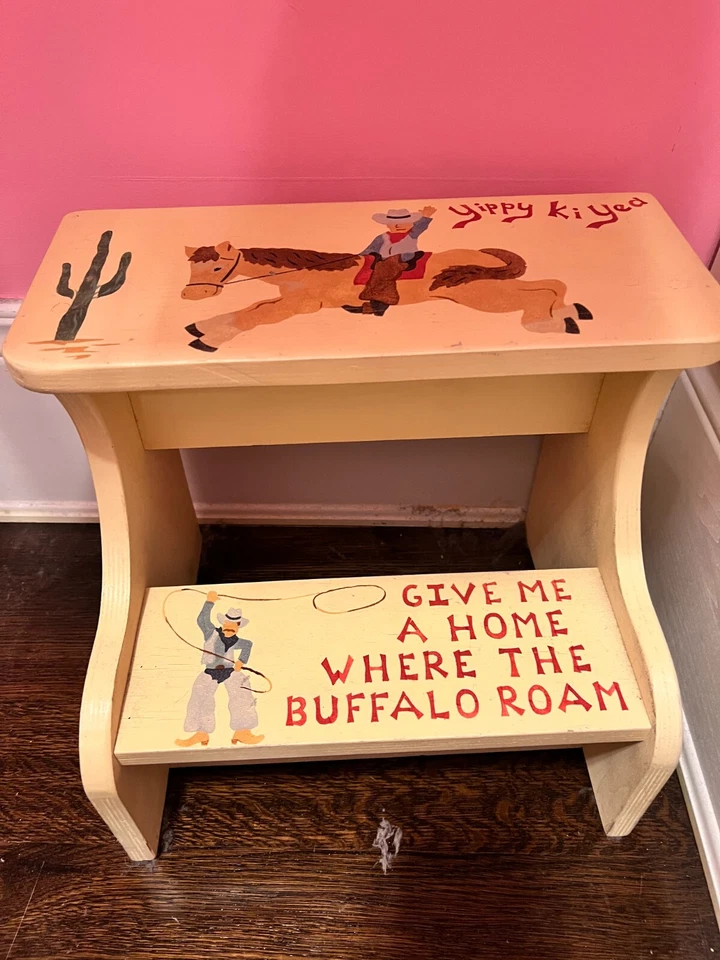 Taburete de madera resistente pintado a mano amarillo para niños pequeños  Foto 1 de 1