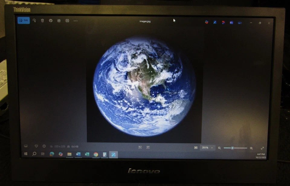 Lenovo ThinkVision 03X7924   14" LED LCD USB Portable Monitor - Image 1 of 4