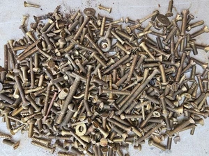 25II84 HERRAJES LATÓN SURTIDOS, EN SU MAYORÍA TORNILLOS MÁS PEQUEÑOS, BUEN ESTADO - Imagen 1 de 3