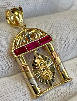 Colgante religioso de oro amarillo blanco y rosa de 14K piedras de color magenta de 5,92 g Foto 1 de 4