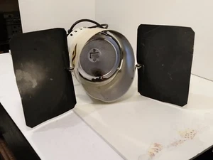 Smith Victor Lamp w/Barn Doors Q60 Video Lighting Unit - Picture 1 of 9