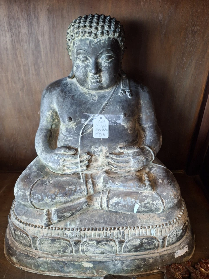 Antigua estatua de metal de Bhudda Foto 1 de 4
