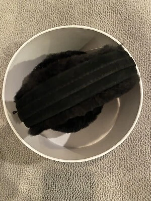 EARMUFFS FEMININOS UGG AUSTRALIA de pele preta shearling novos com etiquetas tamanho único. US$ 80 - Imagem 1 de 4