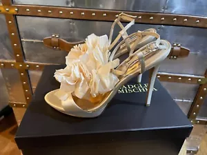 Badgley Mischka beige Satin Blume T-Riemen offene Zehenpartie Absatz EUC US 10 MP2503 Adele - Bild 1 von 9