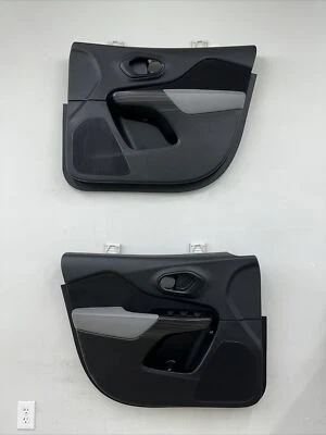 Jeep Cherokee Trailhawk 2014-2018 conjunto de paneles de puertas delanteras eléctricas OEM negro bonito Foto 1 de 4