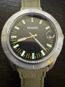 Orologio NIXON Uomo The Rover 100M Cassa Acciaio Inox Giappone Cinturino Tela Verde Data - Foto 1 di 14