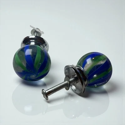 Paquete de 2 perillas de gabinete de vidrio diseño a rayas verdes y azules con base cromada Foto 1 de 4