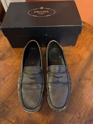 Mocasines para hombre Prada Saffiano de cuero talla 10,5 en gris oscuro Foto 1 de 4