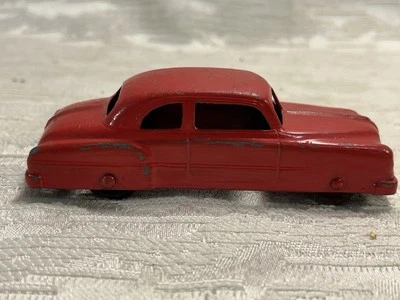 Coche rojo vintage TootsieToy 1950 Plymouth sedán 2 puertas 3" largo diecast metal-8169 Foto 1 de 4