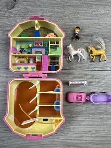 Polly Pocket Clone Pferdestall Compact 6 Figuren und Zubehör Hong Kong 1994 - Bild 1 von 10