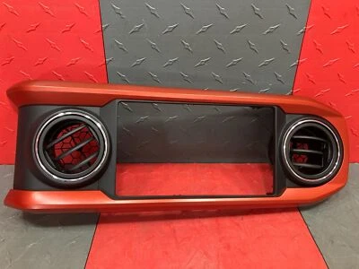 Moldura acabamento rádio painel central Toyota Tacoma 2016-2023 código 21 - Imagem 1 de 4