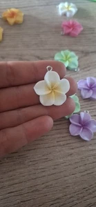 Pendentif en résine/acrylique coloré – Fleur de Tahiti – Style été 🌸 - Picture 1 of 1