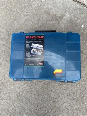Sistema de aparejos de pesca de plástico organizador de caja vintage Plano 5257 azul gris ¡Bonito! Foto 1 de 4