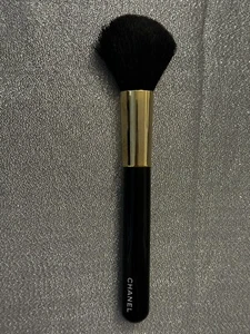CHANEL BEAUTE BEAUTY PINCEAU POUDRE Powder Brush Black Handle Gold Ferrule - Picture 1 of 1