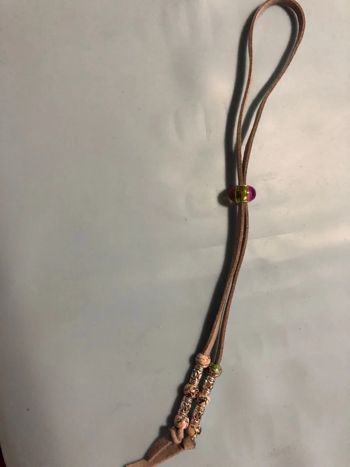 Funda cola de caballo de cuero gris genuino con cuentas deslizantes moradas/verdes, multicolor  Foto 1 de 1