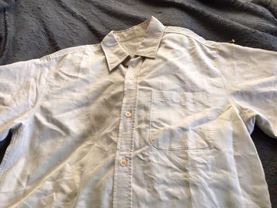 Camisa De Colección Asics Para Hombres Pequeña Deletreada Manga Corta Cuello Botón Beige Foto 1 de 4