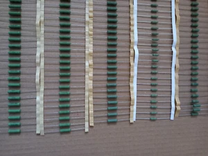 Confezione 300x R12 R22 R27 R56 R82 filo basso - resistenze da 1W a 4W - Foto 1 di 2