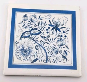 Remache de azulejo de cerámica cuadrado de 6" con patrón de cebolla azul claro Cape Cod - Imagen 1 de 5