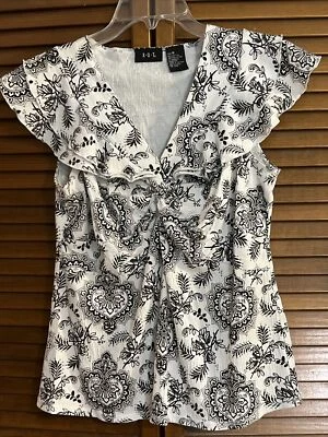 Top R.Q.T Med. Geométrico blanco y negro - manga con volantes, cuello en V - frente retorcido - nuevo sin etiquetas Foto 1 de 4