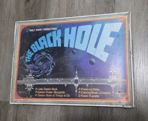 NEU DAS SCHWARZE LOCH AKTIVITÄTSSET BUCH POSTER AUSMALUNG VINTAGE 1979 NEU IM KARTON BILDERBUCH - Bild 1 von 3