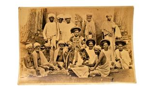 Vintage Maharashtrian Royal Group Photo 6.5x4.5 Inch Antique Sepia Rare India - Bild 1 von 4