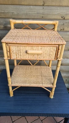 CARINO TAVOLINO VINTAGE CANNA BAMBÙ RATTAN CASSETTI COMODINO PIANTA TIKI BOHO - Immagine 1 di 4