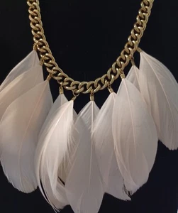 Feather Necklace Gold Tone Chunky Link Chain with Blush Feathers 16" Never Worn - Picture 1 of 4