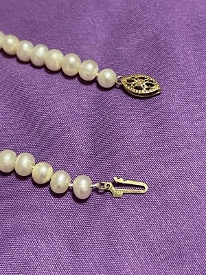 Collar de perlas de 17", 96 perlas con cierre de anzuelo de 14K Foto 1 de 4