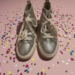 Old Navy Mädchen Silber Sneaker 13 Neu mit Karton  - Bild 1 von 6
