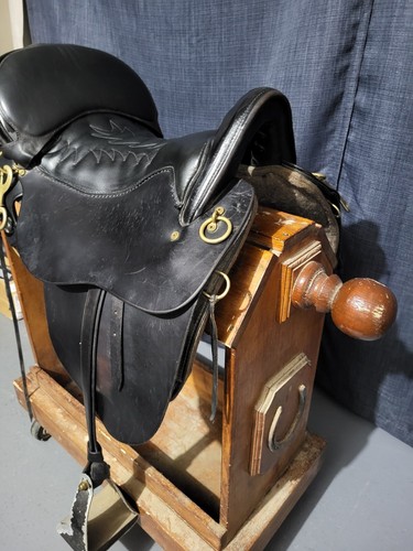 Tucker Trail saddle. Black