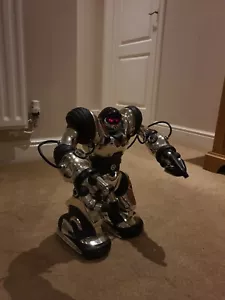 Juguete WowWee Robosapien, edición limitada, cromo/plata - Imagen 1 de 4