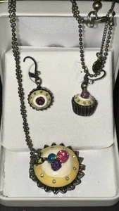 Betsey Johnson Vintage  Betsey Goes To Paris Cupcake Tarte Schwein Box Lange Halskette Set - Bild 1 von 4