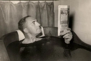 BILDZEITUNG in der BADEWANNE BERLIN- Portrait Dr. ALBERT WEINSHEIMER - Picture 1 of 1
