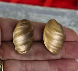 Alexis Bittar Hand Carved Translucent Gold Lucite CLIP ON EARRINGS 1.25" - Picture 1 of 5