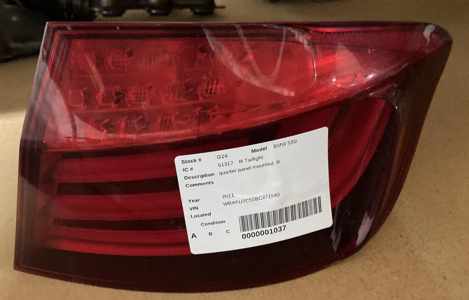 BMW 2011 535i Tail Light Assembly Right - Imagem 1 de 1