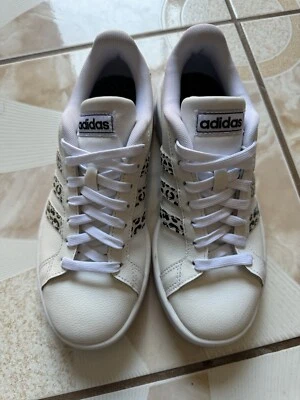 Zapatillas de tenis Adidas Grand Court para mujer - blancas con rayas de leopardo - talla 5,5 Foto 1 de 4