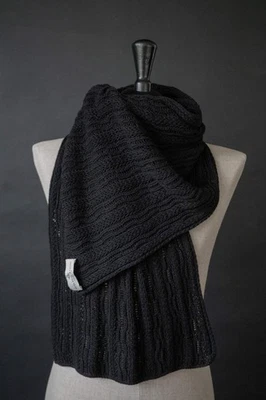 Iris von Arnim – Schwarzer Rippstrick-Schal aus 100 % Kaschmir - Bild 1 von 4