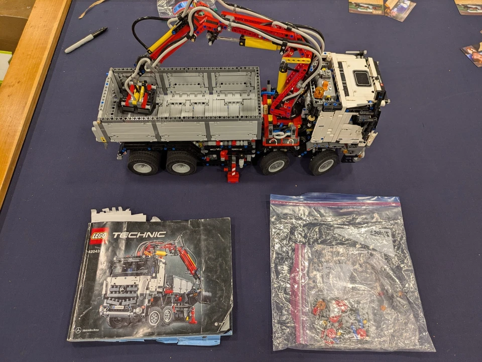 LEGO MERCEDES AROC 42043 BUILT - 98% Complete, Somewhat Operational - Image 1 of 4