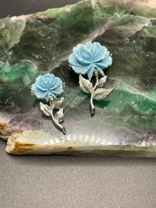 2 Vintage silberfarbene geformte Kunststoff blaue Rose Brosche Anstecknadel wie Stein - Bild 1 von 9