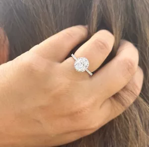 Anello di Fidanzamento Moissanite Taglio Ovale Set Prong Halo Oro Bianco Massiccio 14k 2,50ctw - Foto 1 di 15