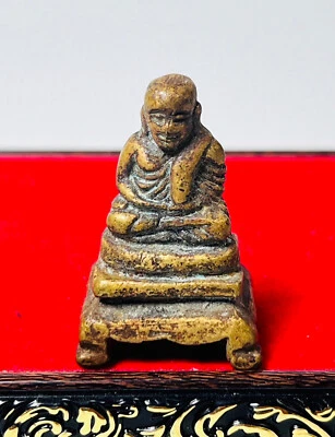 Lp Ngern Mini Estatua Amuleto Dinero Buda Talismán de la Suerte WAT BANG KLARN S Raro Foto 1 de 4