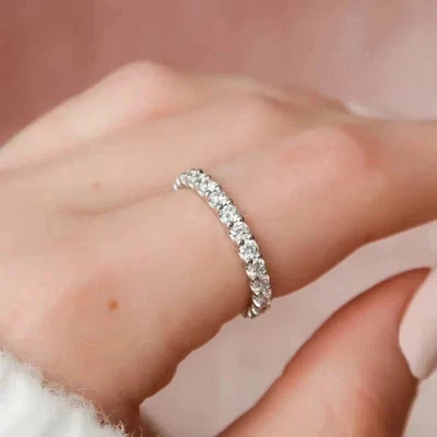 Anillo de eternidad completo de diamantes naturales de corte redondo de 4,00 quilates de oro blanco de 14 k Foto 1 de 4