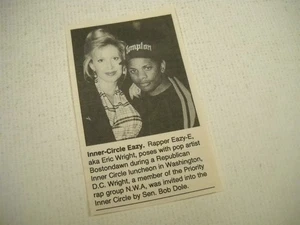 EAZY-E posa con BOSTON DAWN en Washington, DC 1991 music biz promo foto/texto - Imagen 1 de 1