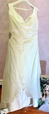 Vintage Elegant Satin and Organza Plus-Size Wedding Dress Made in Italy - Image 1 of 3