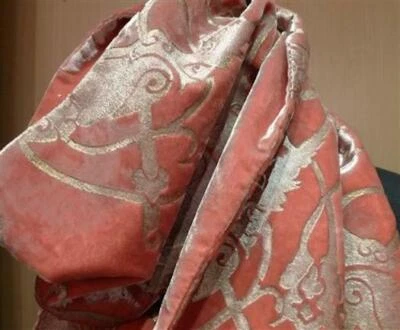 Cachecol veneziano Corem Rose pintado à mão de seda veludo com contas e borlas de latão - Imagem 1 de 3